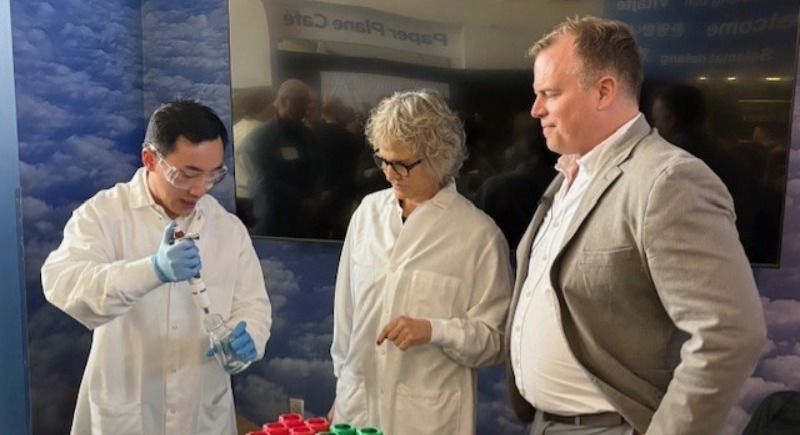 WSU President Cantwell and BSEL Director Josh Heyne watching WSU researcher do an experiment.