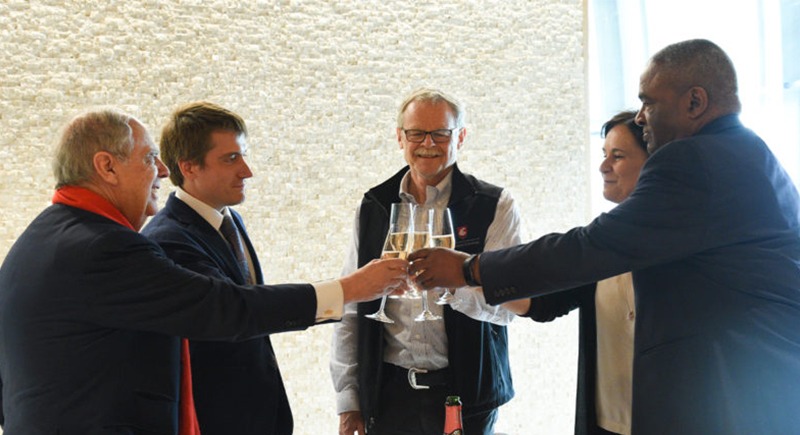 (From left) Luis Fernando Esteban, honorary consul of the Spanish Honorary Consulate in Seattle, Jesús Martínez Bujanda Mora, CEO of Valdemar, Thomas Henick-Kling, director of the WSU Wine Science Program, Sandra Haynes, WSU Tri-Cities chancellor, and Ron Sims, WSU regent.